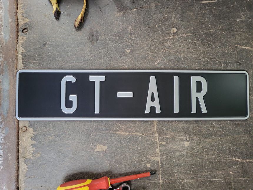 GT-AIR matná čierna tabuľka so strieborným embosovaným písmom