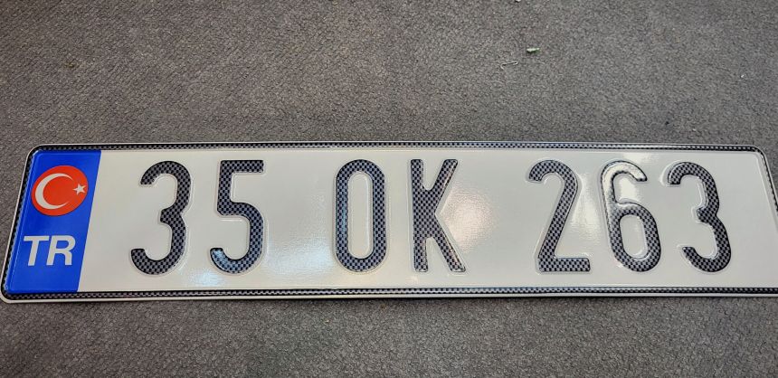 35 OK 263 — turecká tabuľka s karbónovým písmom a pásikom TR